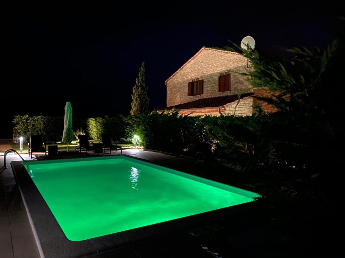 Villa Suzy With Heated Pool Svetvinčenat Exterior foto