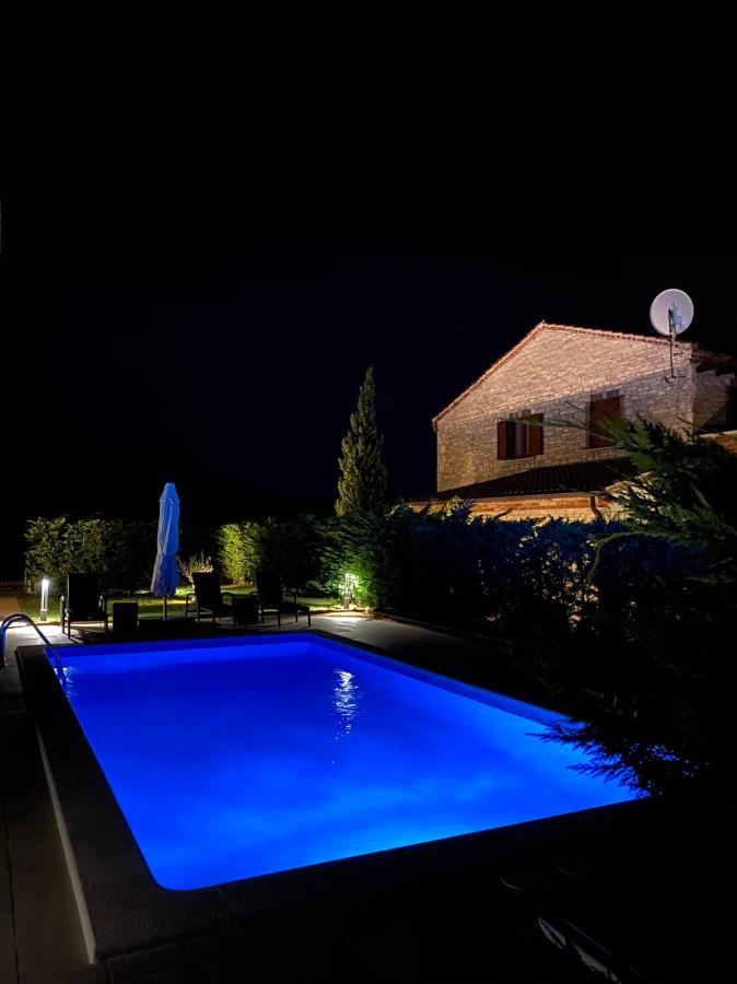 Villa Suzy With Heated Pool Svetvinčenat Exterior foto